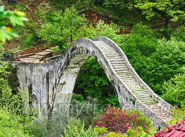 Historical bridge of Plaka - MyTraveler.gr